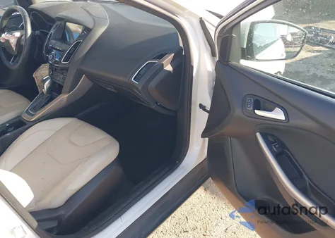 2016 Ford Focus Titanium z USA, uszkodzony, nr VIN 1FADP3J21GL274689